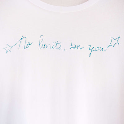 Detalle de texto estampado en color azul. Camiseta blanca de mujer, de algodón orgánico y etampada a mano con tintas ecológicas.