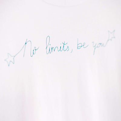 Detalle de texto estampado en color azul. Camiseta blanca de mujer, de algodón orgánico y etampada a mano con tintas ecológicas.