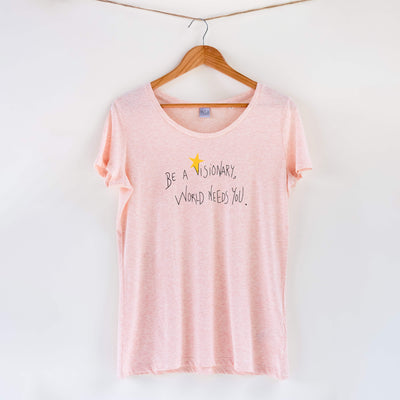 Camiseta rosa de mujer, de algodón orgánico y estampado a mano con tintas ecológicas. Serigrafía en color negro y amarillo.