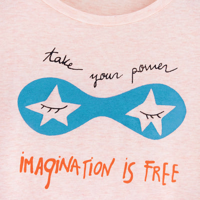 Detalle de texto serigrafía en color negro, azul y naranja. Camiseta rosa de mujer, de algodón orgánico y estampado a mano con tintas ecológicas.